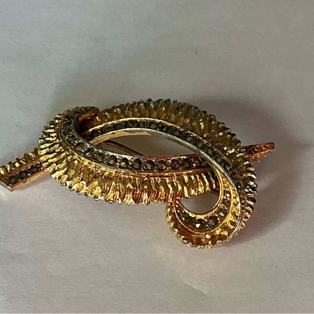 Vintage Signed Sphinx Gold-Tone Brooch set with Marcasites